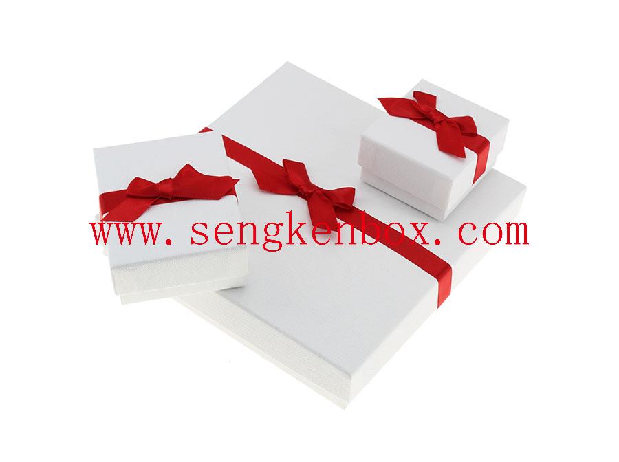 Красная и белая картонная коробка
