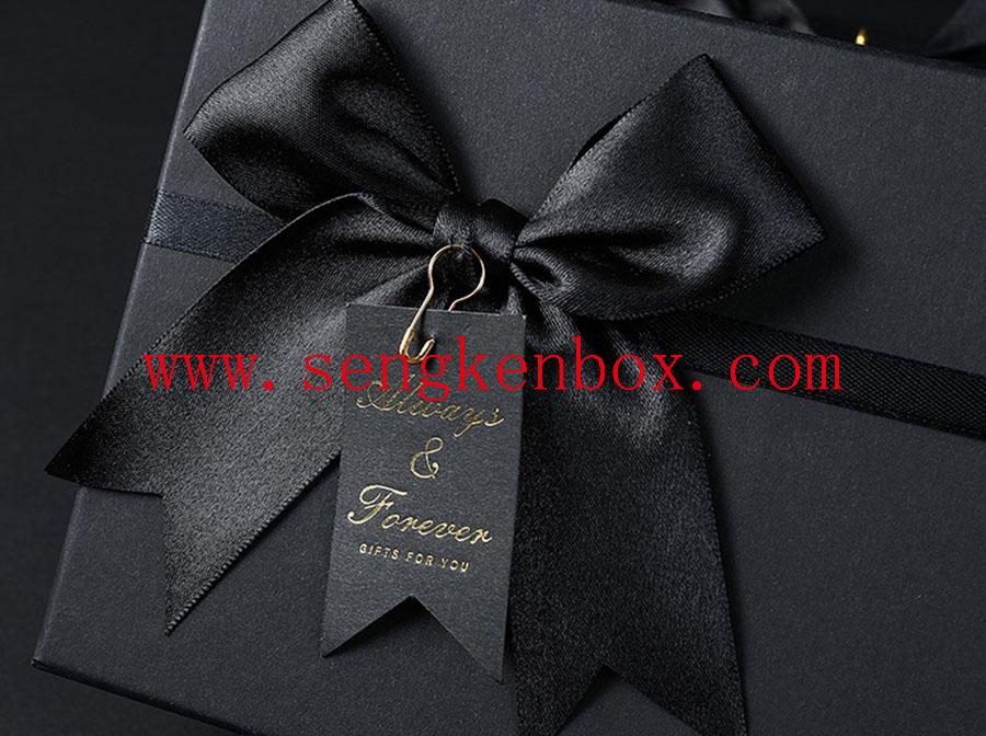 Черная подарочная бумажная коробка с бантом
