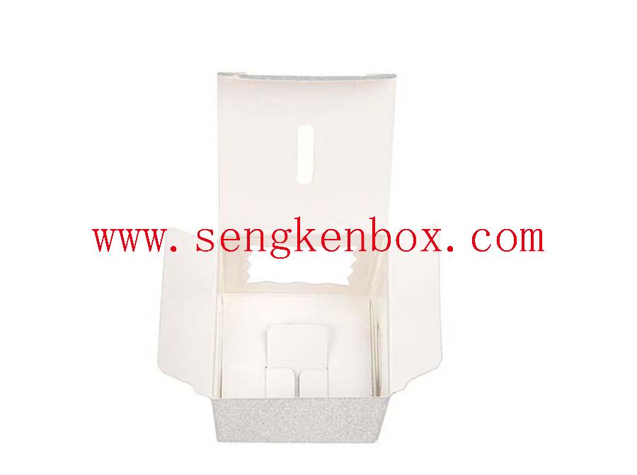 Бумажный футляр для упаковки серебристо-белой поверхности