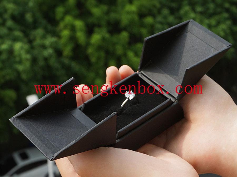 Бумажный подарочный футляр с двойным открытым кольцом