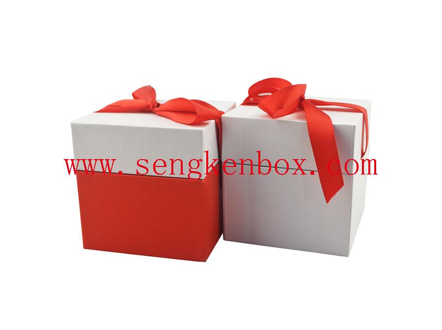 Бумажная подарочная коробка с красным бантом