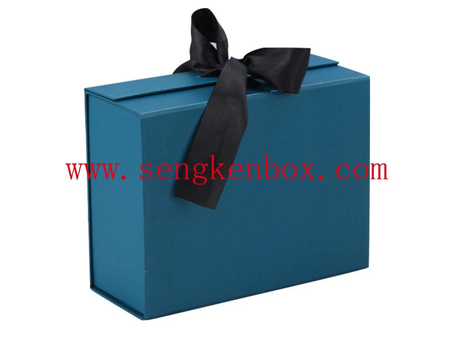Подарочная коробка с галстуком-бабочкой