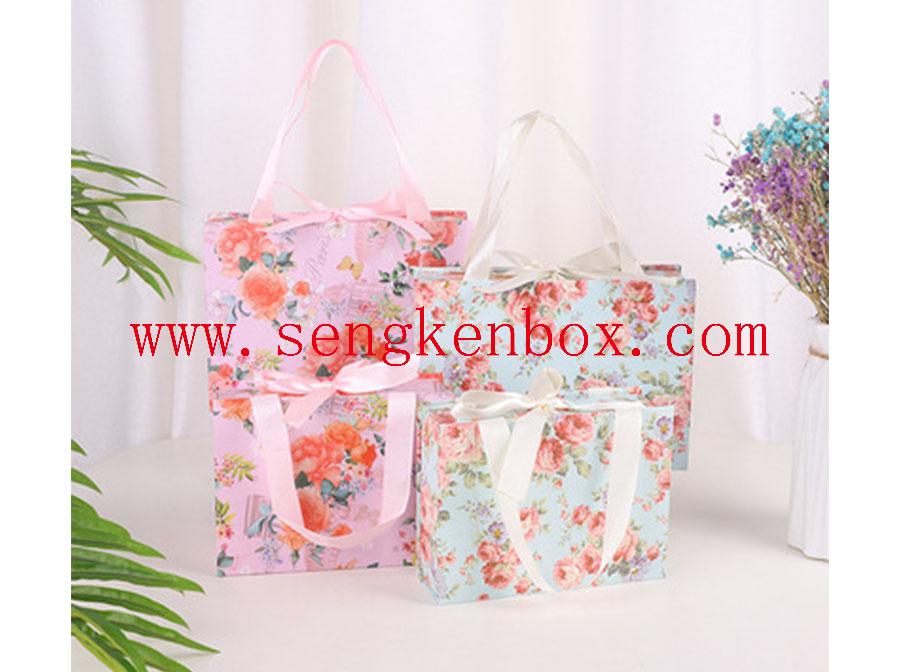 Упаковочная бумажная коробка с цветочным принтом