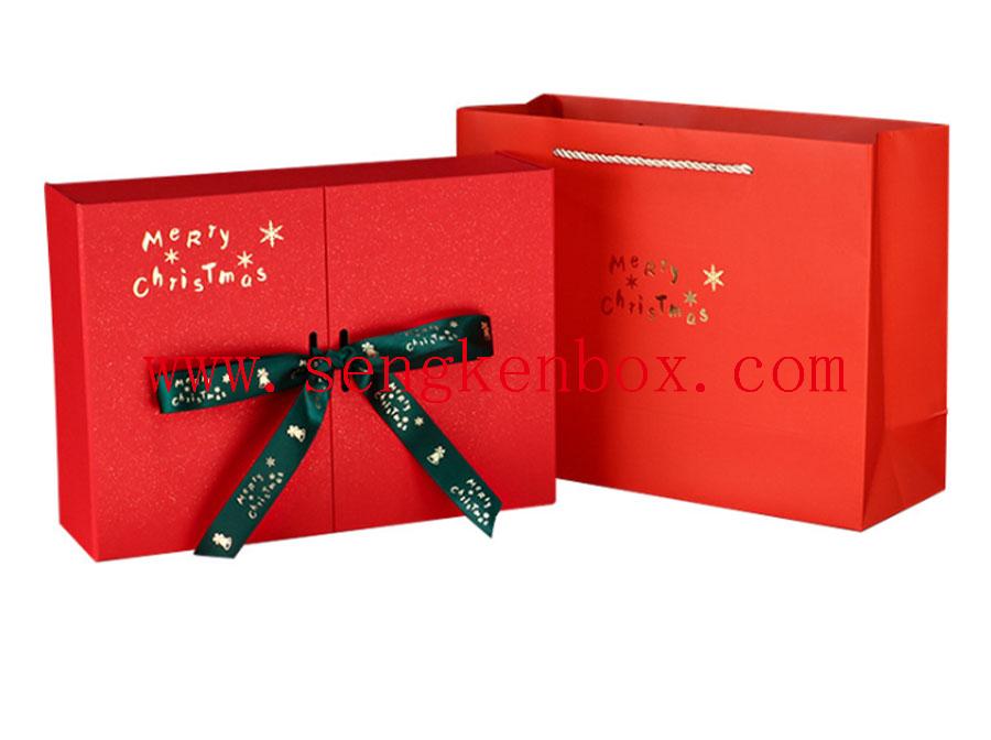 Рождественская детская подарочная коробка с зеленой лентой