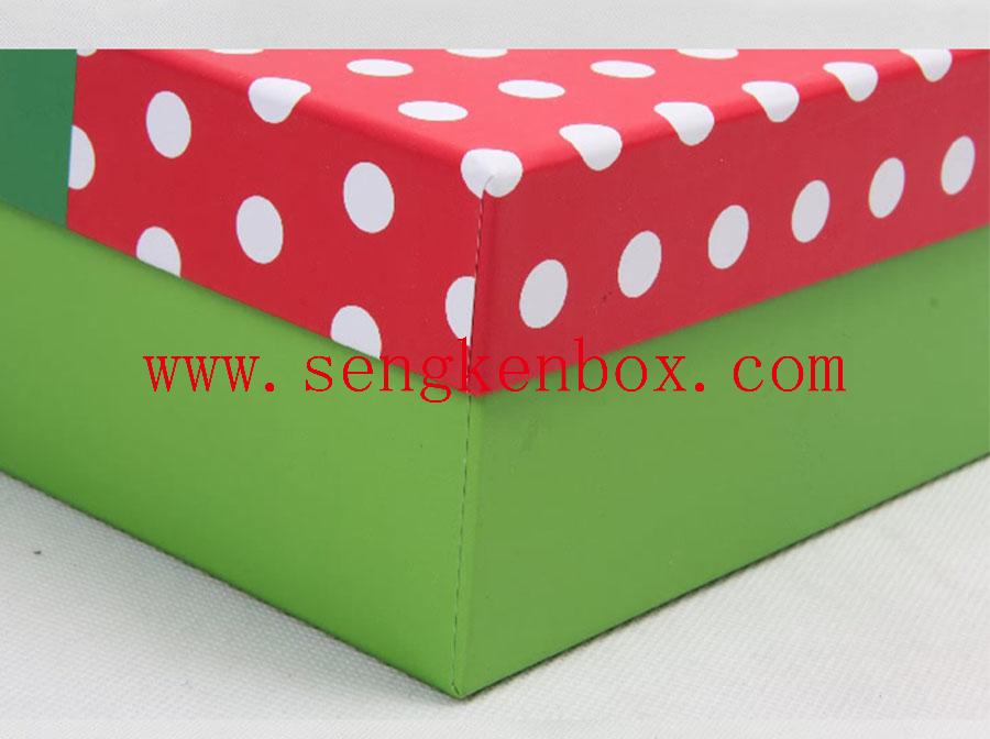 Бумажный футляр для упаковки в зеленую коробку