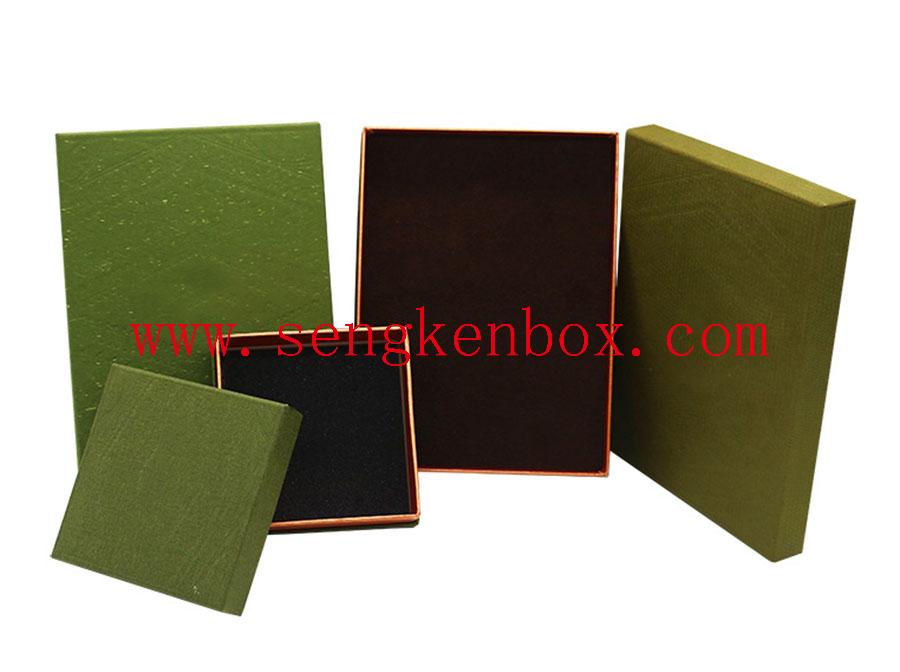 Темно-зеленая бумажная коробка