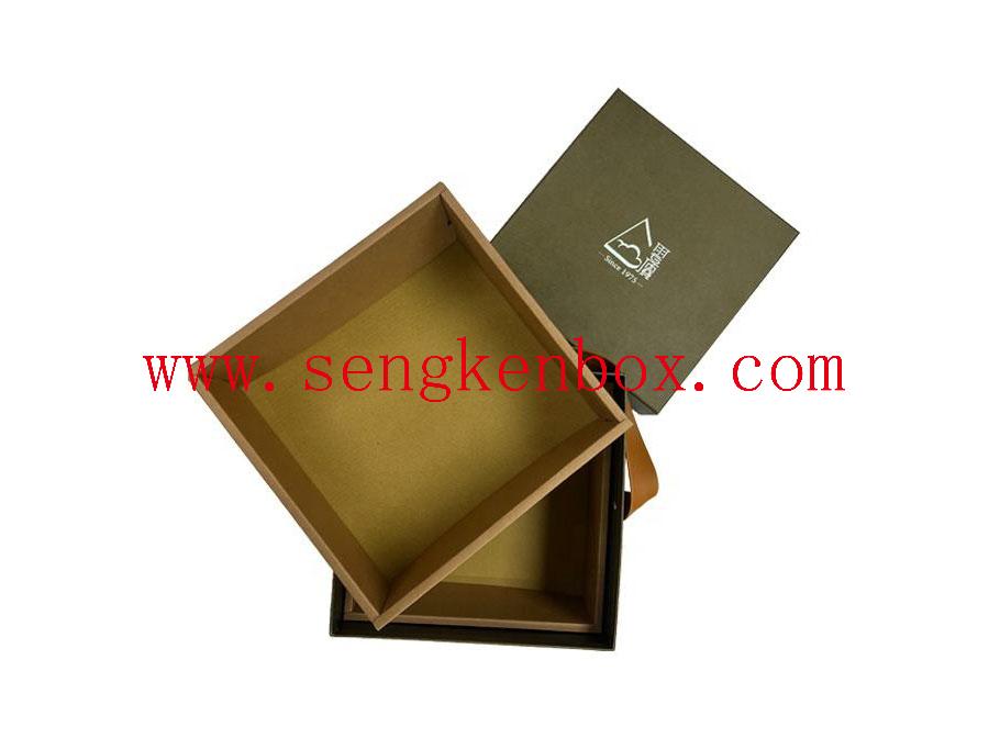 Бумажная подарочная коробка с кожаной ручкой