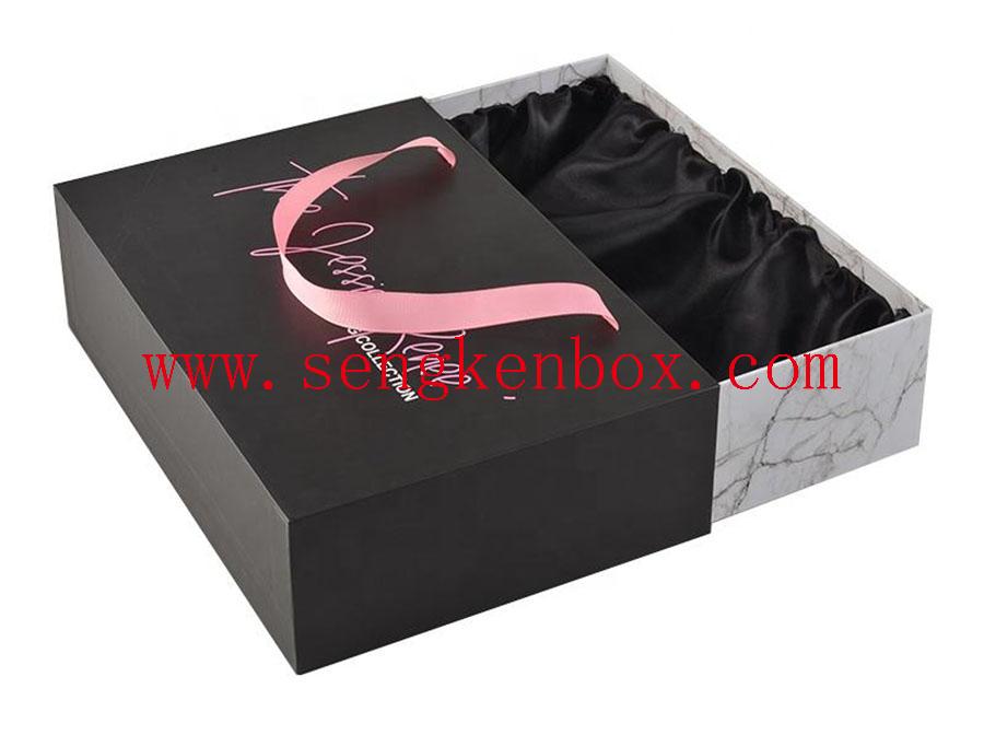 Упаковочная коробка с атласной подкладкой