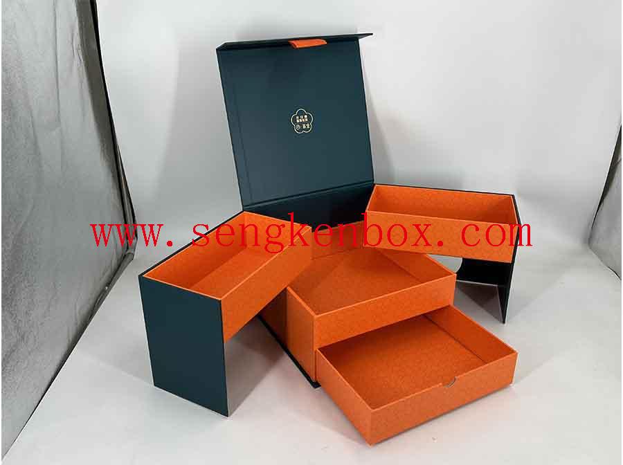Подарочная коробка из бумаги с оранжевой подкладкой