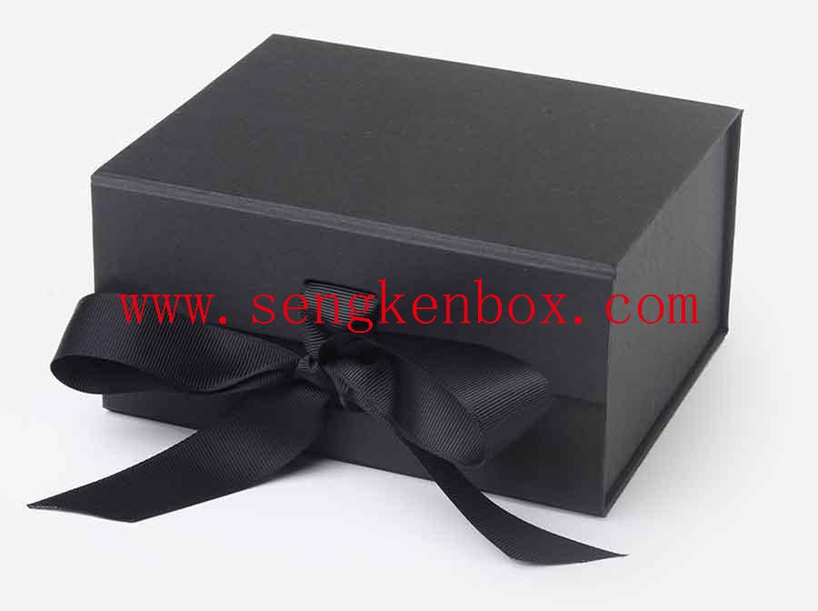 Плоская упаковочная коробка с закрытием