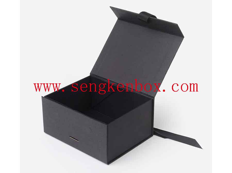Черная упаковочная плоская коробка с магнитным замком