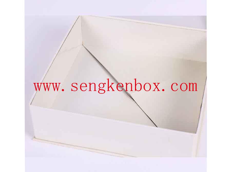Бумажная подарочная коробка простого дизайна