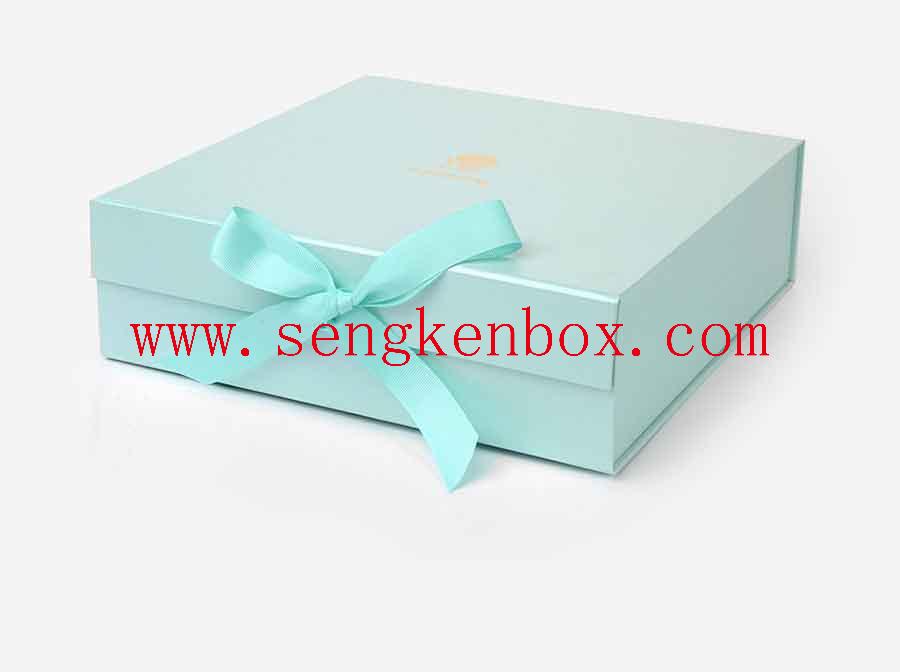 Бумажная коробка для одежды из золотой фольги