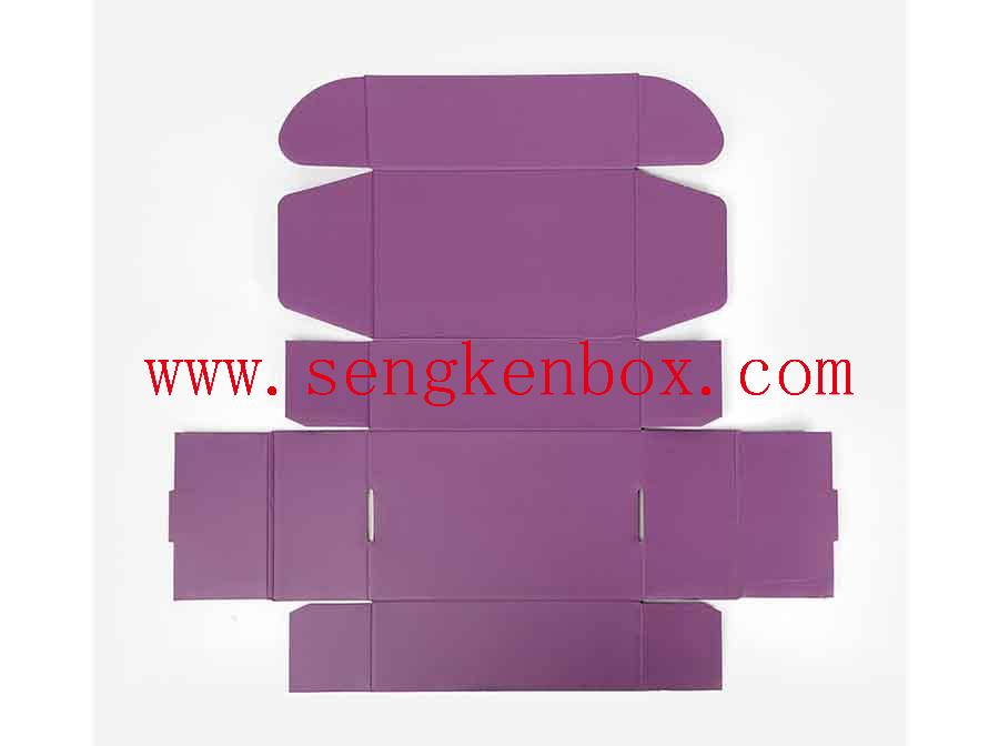 Плоская бумажная коробка с фиолетовой одеждой