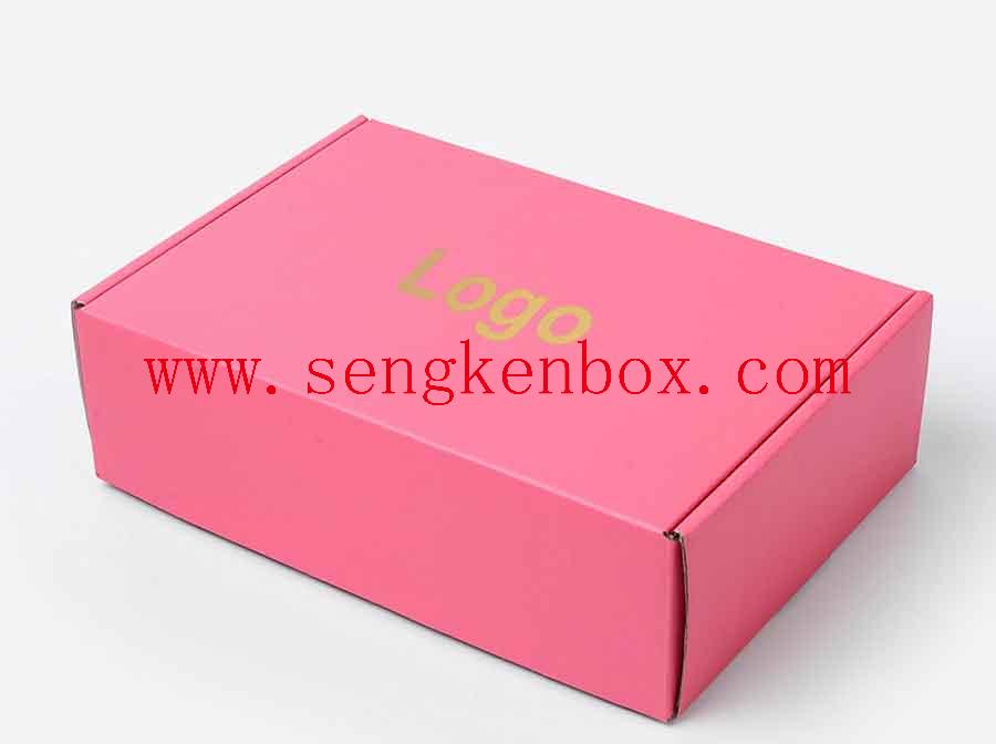 Розовая коробка для упаковки одежды